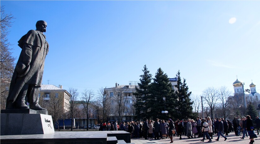 Возложение цветов к памятнику Тарасу Шевченко, Луганск, 9 марта 2016 года
