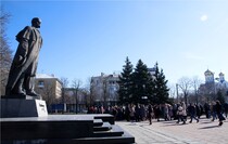 Возложение цветов к памятнику Тарасу Шевченко, Луганск, 9 марта 2016 года