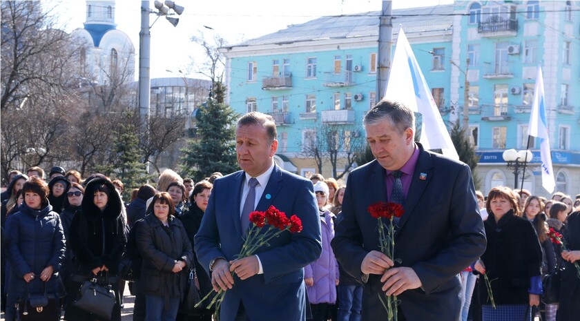 Возложение цветов к памятнику Тарасу Шевченко, Луганск, 9 марта 2016 года