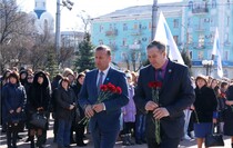 Возложение цветов к памятнику Тарасу Шевченко, Луганск, 9 марта 2016 года
