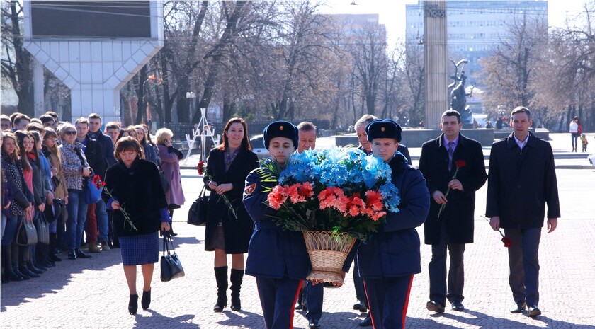 Возложение цветов к памятнику Тарасу Шевченко, Луганск, 9 марта 2016 года