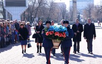 Возложение цветов к памятнику Тарасу Шевченко, Луганск, 9 марта 2016 года