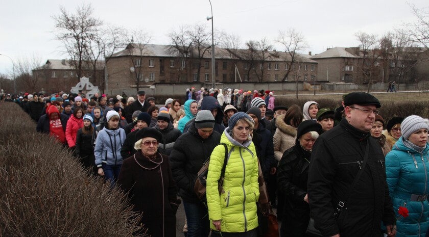 Церемония закладки камня на месте памятника "Павшим в боях за Родину", Алчевск, 17 февраля 2016 года