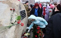 Церемония закладки камня на месте памятника "Павшим в боях за Родину", Алчевск, 17 февраля 2016 года