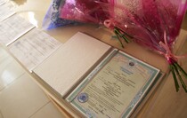 Вручение семьям новорожденных первых свидетельств о рождении республиканского образца, Луганск, 2 февраля 2016 года