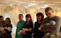Вручение семьям новорожденных первых свидетельств о рождении республиканского образца, Луганск, 2 февраля 2016 года