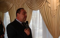 Вручение семьям новорожденных первых свидетельств о рождении республиканского образца, Луганск, 2 февраля 2016 года