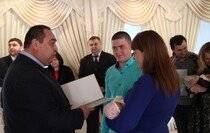 Вручение семьям новорожденных первых свидетельств о рождении республиканского образца, Луганск, 2 февраля 2016 года