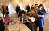 Вручение семьям новорожденных первых свидетельств о рождении республиканского образца, Луганск, 2 февраля 2016 года