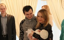 Вручение семьям новорожденных первых свидетельств о рождении республиканского образца, Луганск, 2 февраля 2016 года