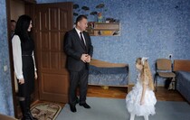 Посещение супругой главы ЛНР Ларисой Плотницкой детских домов семейного типа, Луганск, 18 декабря 2015 года