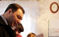 Посещение супругой главы ЛНР Ларисой Плотницкой детских домов семейного типа, Луганск, 18 декабря 2015 года