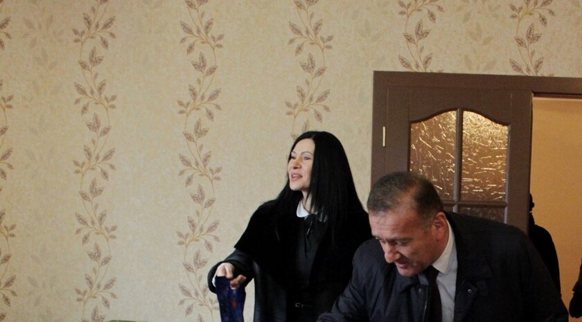 Посещение супругой главы ЛНР Ларисой Плотницкой детских домов семейного типа, Луганск, 18 декабря 2015 года