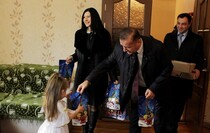 Посещение супругой главы ЛНР Ларисой Плотницкой детских домов семейного типа, Луганск, 18 декабря 2015 года
