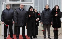 Открытие мемориальной доски в память о российских журналистах Игоре Корнелюке и Антоне Волошине, Металлист, 15 декабря 2015 года