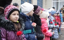 Открытие мемориальной доски в память о российских журналистах Игоре Корнелюке и Антоне Волошине, Металлист, 15 декабря 2015 года