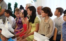 Игорь Плотницкий побывал на утреннике в Луганском детдоме №1 и вручил детям подарки