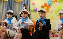 Игорь Плотницкий побывал на утреннике в Луганском детдоме №1 и вручил детям подарки
