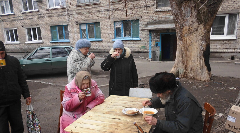 Луганчане устраивают благотворительные обеды для соседей 