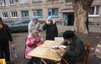 Луганчане устраивают благотворительные обеды для соседей 