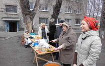 Луганчане устраивают благотворительные обеды для соседей 