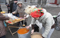 Луганчане устраивают благотворительные обеды для соседей 