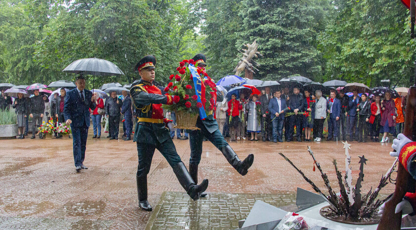 Митинг-реквием памяти погибших в результате авиаудара ВСУ по зданию бывшей ЛОГА, Луганск, 2 июня 2021 года