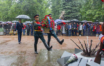 Митинг-реквием памяти погибших в результате авиаудара ВСУ по зданию бывшей ЛОГА, Луганск, 2 июня 2021 года