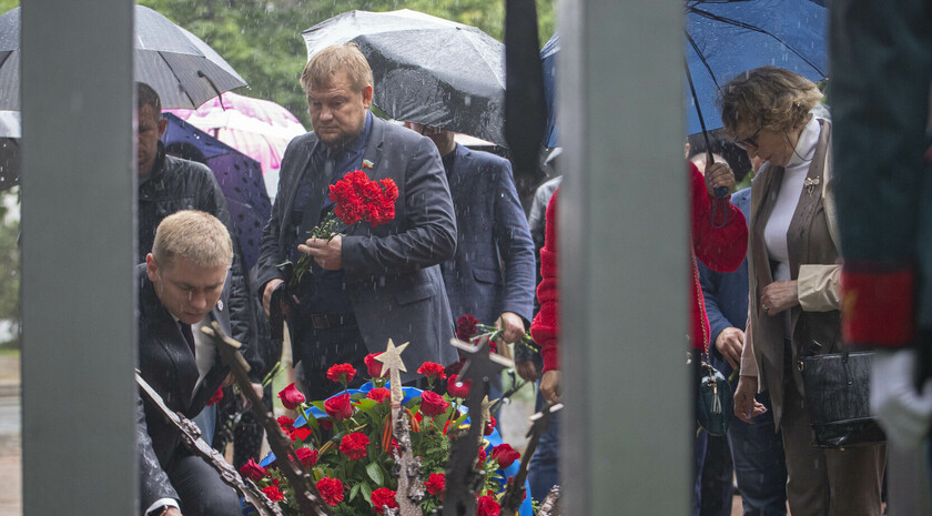 Митинг-реквием памяти погибших в результате авиаудара ВСУ по зданию бывшей ЛОГА, Луганск, 2 июня 2021 года