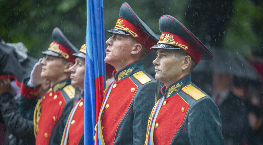 Митинг-реквием памяти погибших в результате авиаудара ВСУ по зданию бывшей ЛОГА, Луганск, 2 июня 2021 года