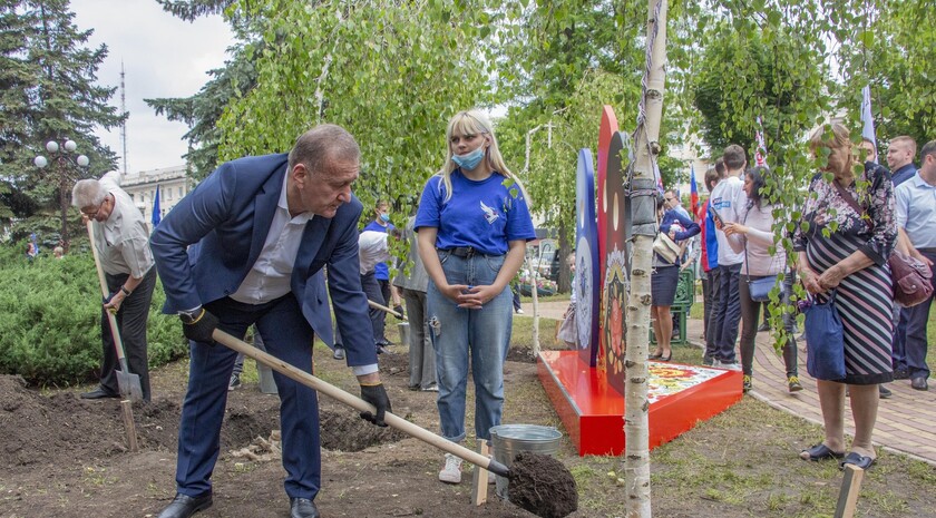 Открытие тематической инсталляции и высадка березовой аллеи в честь Дня России, Луганск, 12 июня 2021 года