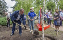 Открытие тематической инсталляции и высадка березовой аллеи в честь Дня России, Луганск, 12 июня 2021 года