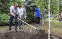 Открытие тематической инсталляции и высадка березовой аллеи в честь Дня России, Луганск, 12 июня 2021 года