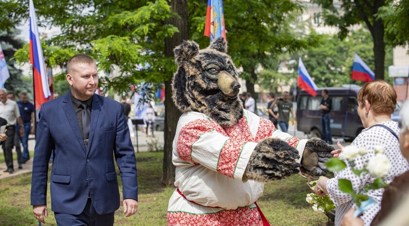 Открытие тематической инсталляции и высадка березовой аллеи в честь Дня России, Луганск, 12 июня 2021 года