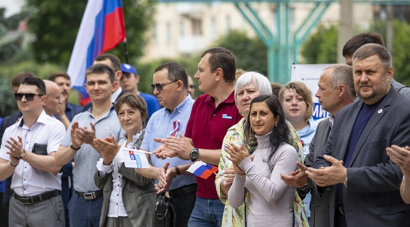 Открытие тематической инсталляции и высадка березовой аллеи в честь Дня России, Луганск, 12 июня 2021 года