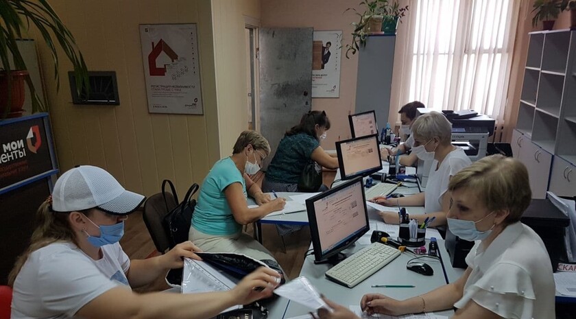 LPR residents receive their SNILS numbers in Russia, Gukovo, July 2, 2021