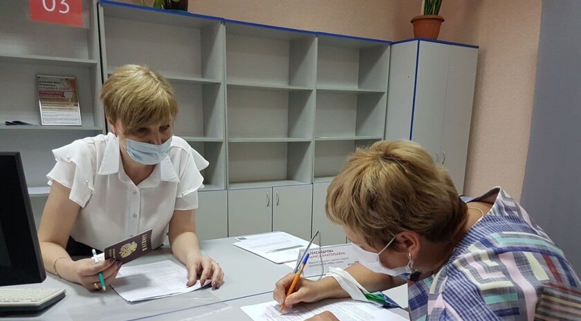 LPR residents receive their SNILS numbers in Russia, Gukovo, July 2, 2021