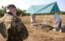 Извлечение из захоронения останков жертвы агрессии ВСУ, Сабовка, 11 августа 2021 года