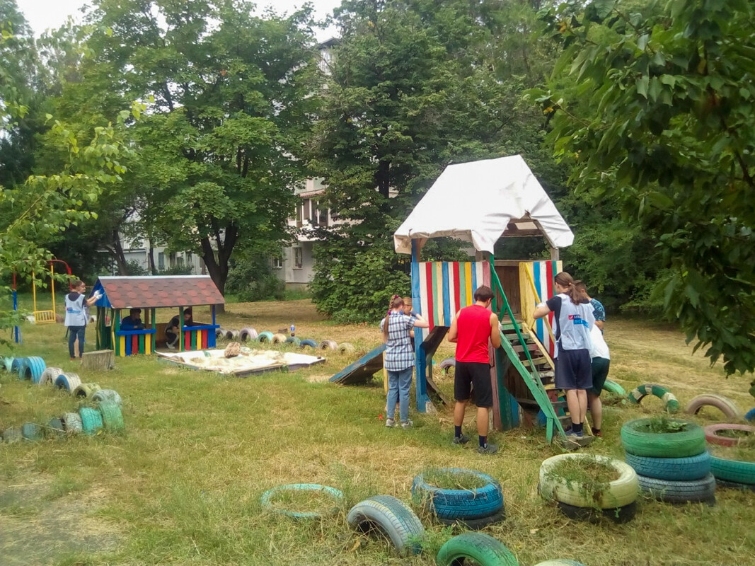 Активисты благоустроили детскую площадку в луганском квартале Комарова -  Новости - Луганский Информационный Центр