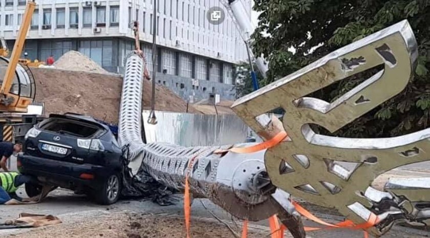 Упавший 70-метровый флагшток, который в Херсоне устанавливали ко Дню независимости Украины