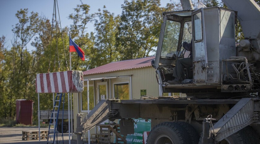 Демонтаж пунктов таможенного контроля на границе между ЛНР и ДНР, Чернухино, 1 октября 2021 года