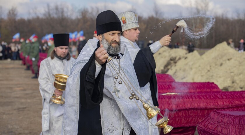 Церемония перезахоронения останков 50 жертв ВСУ в районе поселка Видное, Луганск, 29 октября 2021 года