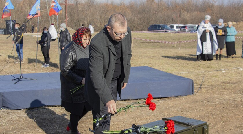 Церемония перезахоронения останков 50 жертв ВСУ в районе поселка Видное, Луганск, 29 октября 2021 года