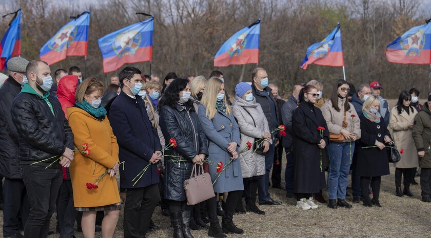 Церемония перезахоронения останков 50 жертв ВСУ в районе поселка Видное, Луганск, 29 октября 2021 года