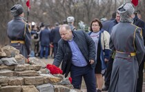 Возложение главами ЛНР и ДНР цветов к мемориальному комплексу "Не забудем, не простим!", Луганск, 2 ноября 2021 года