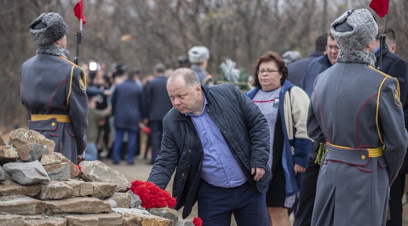 Возложение главами ЛНР и ДНР цветов к мемориальному комплексу "Не забудем, не простим!", Луганск, 2 ноября 2021 года