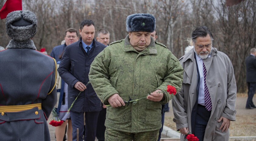 Возложение главами ЛНР и ДНР цветов к мемориальному комплексу "Не забудем, не простим!", Луганск, 2 ноября 2021 года