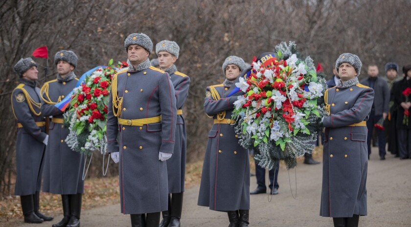 Возложение главами ЛНР и ДНР цветов к мемориальному комплексу "Не забудем, не простим!", Луганск, 2 ноября 2021 года