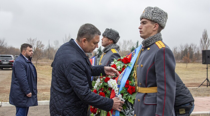 Возложение главами ЛНР и ДНР цветов к мемориальному комплексу "Не забудем, не простим!", Луганск, 2 ноября 2021 года