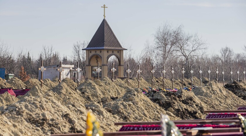 Церемония перезахоронения останков 115 жертв ВСУ в районе поселка Видное, Луганск, 11 ноября 2021 года